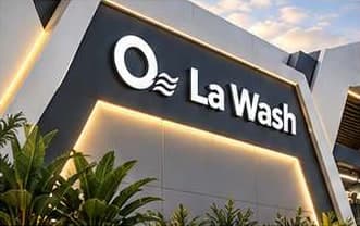 Կենտրոնական ծավալի վրա լուսավոր O La Wash ցուցանակի մանրամասն