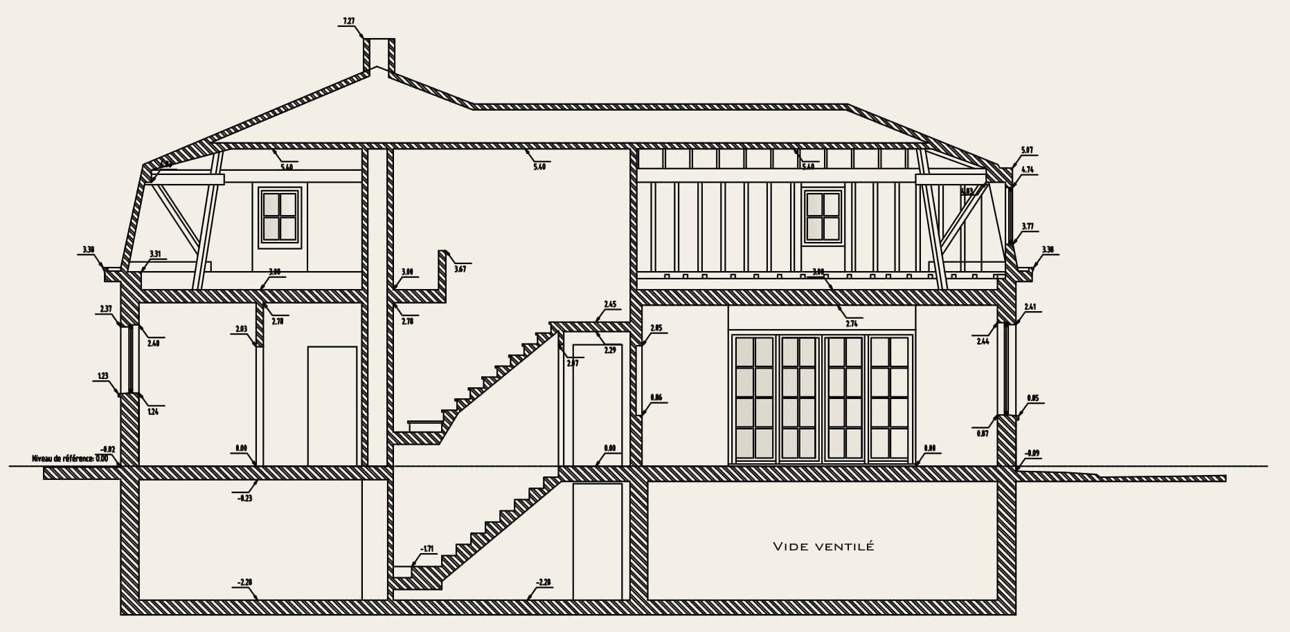 Coupe AA de la maison : sous-sol, rez-de-chaussée, combles aménagés et escalier